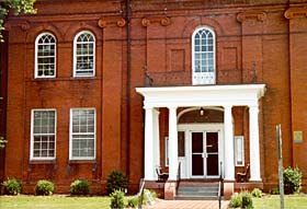 [photo, Worcester County Courthouse entrance, Snow Hill, Maryland]